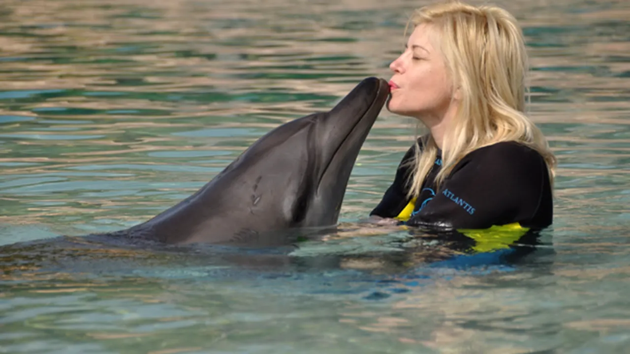 Loredana a sărutat un delfin, în vacanţa petrecută în Emiratele Arabe - GALERIE FOTO