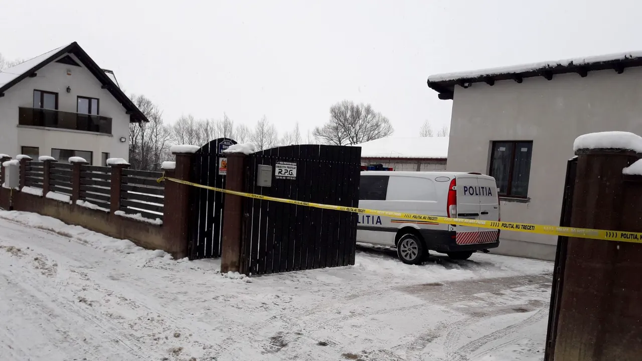 Filmul percheziţiei de la Rădăuţi, în timpul căreia un poliţist a fost tăiat cu sabia. Inspectorul şef al Poliţiei Române: Avea cască în dotare, dar nu o purta. Am dispus verificări/ Medic: Prognosticul rămâne rezervat