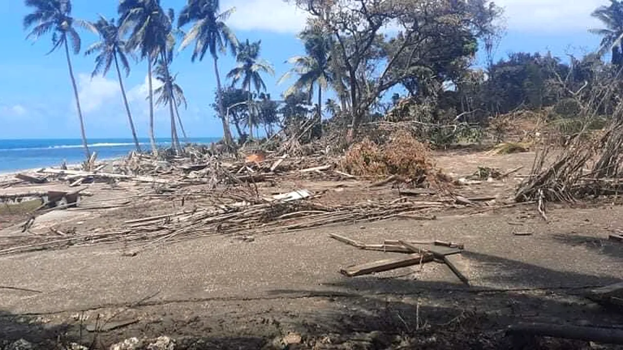 Tonga se confruntă cu un „dezastru fără precedent”. IMAGINI de pe insulele afectate de tsunami