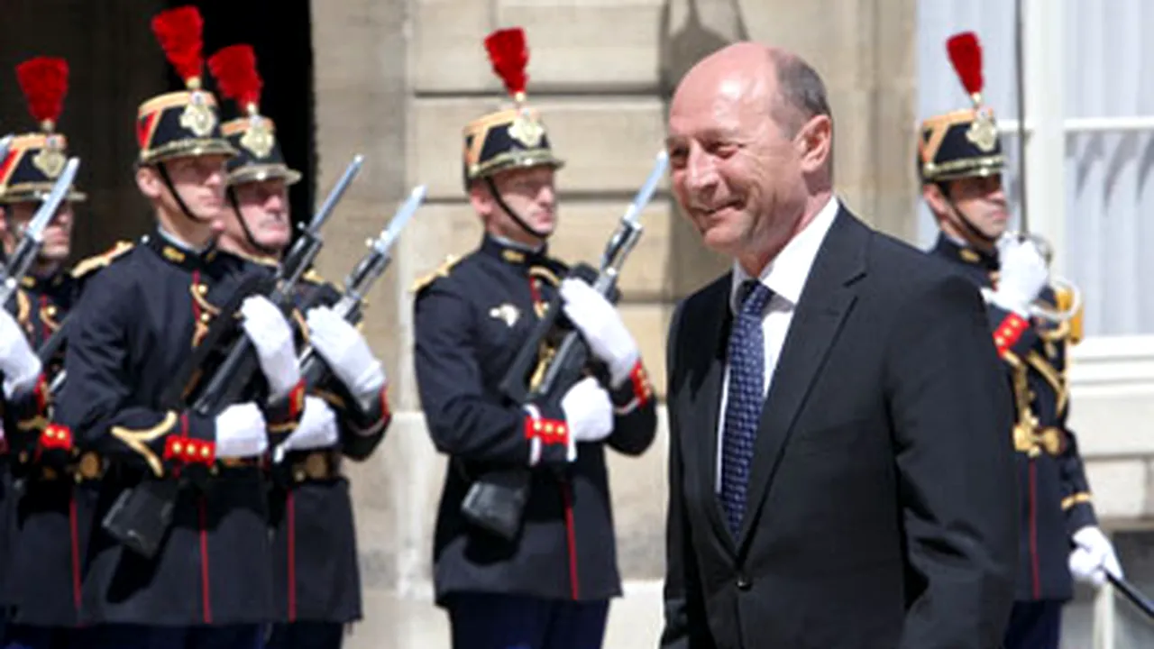 Băsescu, primit cu onoruri militare la Palatul Elysee
