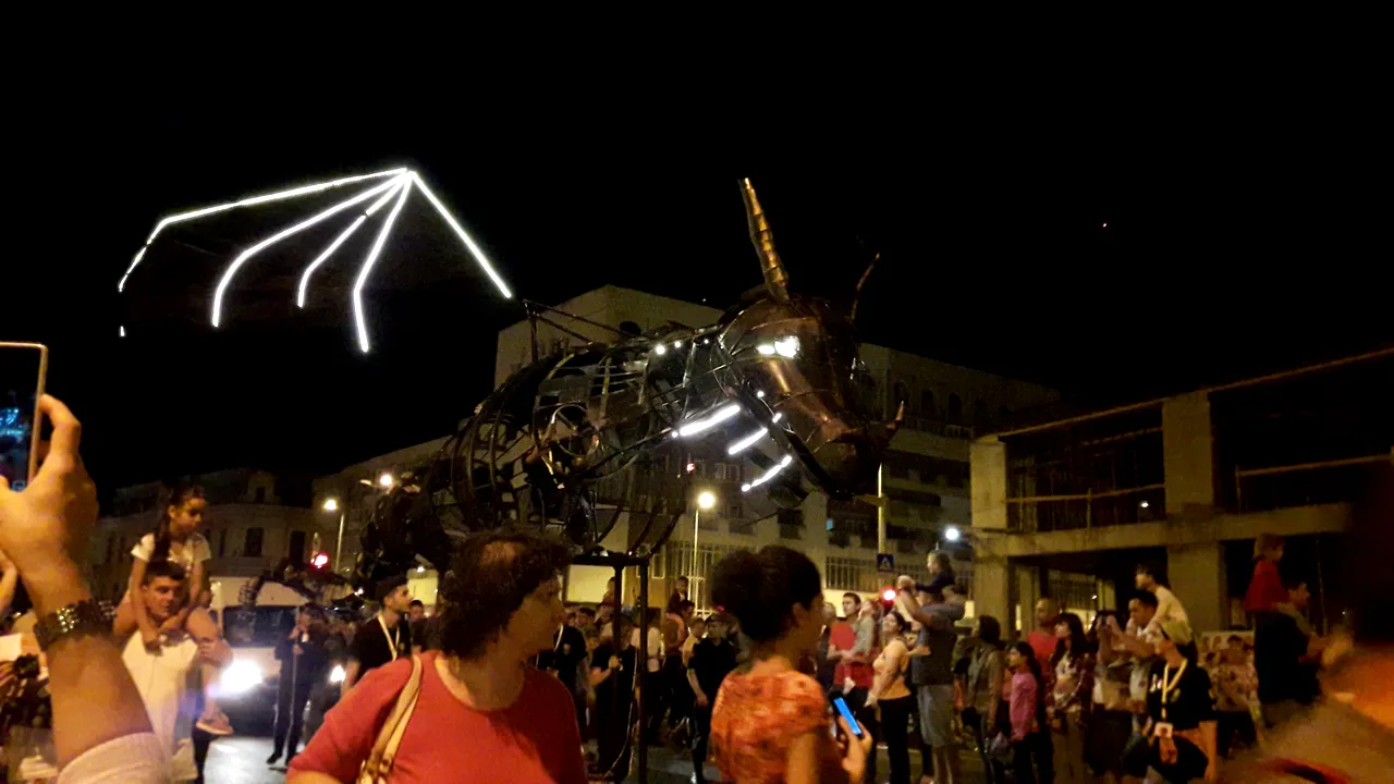 Paradă cu păpuşi gigant, în centrul Craiovei, în deschiderea Festivalului Puppets Occupy Street - FOTO, VIDEO