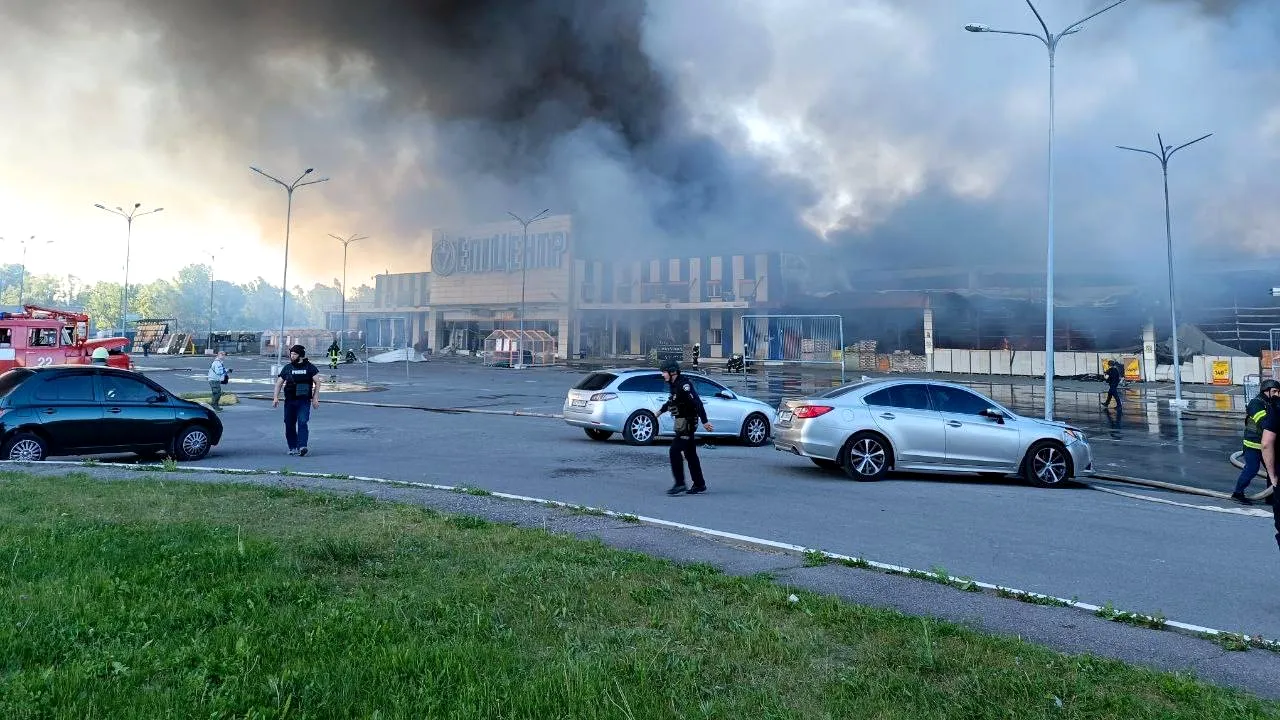 Războiul din Ucraina, ziua 822. Atac rusesc asupra unui hipermarket din Harkov / Stoltenberg, şeful NATO: Gata cu interdicţiile! Ucraina este liberă să folosească armele aliaţilor pentru a lovi Rusia / Zelenski, despre Putin: el este ilegitim