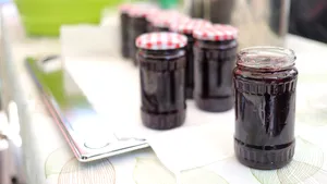 Un bărbat a otrăvit dulceața dintr-un supermarket. El a filmat momentul și i-a cerut producătorului o recompensă uriașă