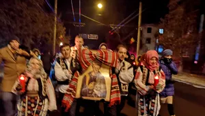 Pelerinaj de Sfântul Andrei, la Galaţi: Sute de oameni s-au rugat la moaştele Sfântului, depuse în faţa Catedralei/ „Suportăm frigul, ce putem face?” | GALERIE FOTO, VIDEO