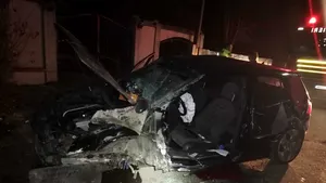 Impact mortal în Giurgiu: Un tânăr a murit după ce a intrat cu maşina într-un cap de pod - FOTO