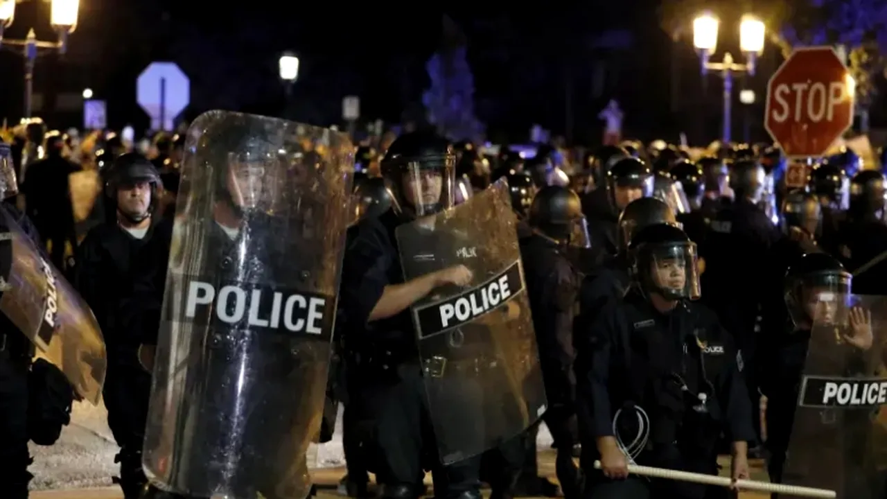 Trei poliţişti au considerat că un protest este ocazia ideală pentru a bate pe cineva. Şi-au ales, însă, ţinta nepotrivită