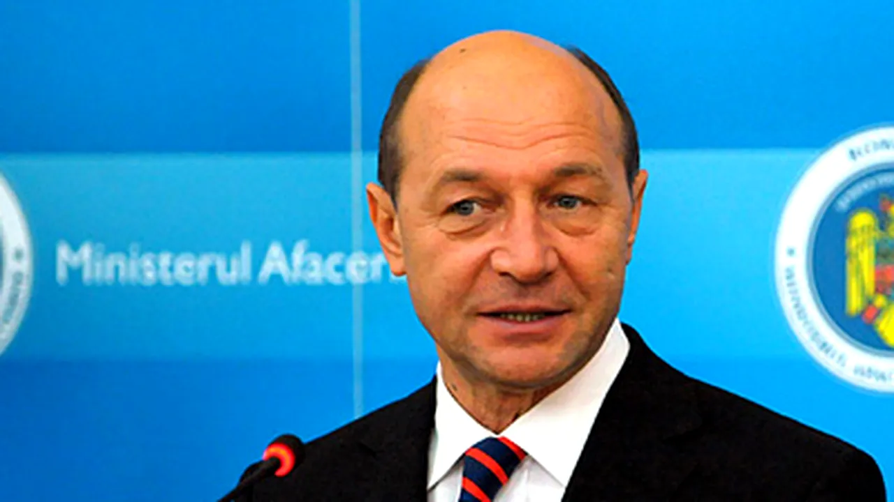 Băsescu: Nu este drept să iei şi salariu şi pensie de la stat în acelaşi timp