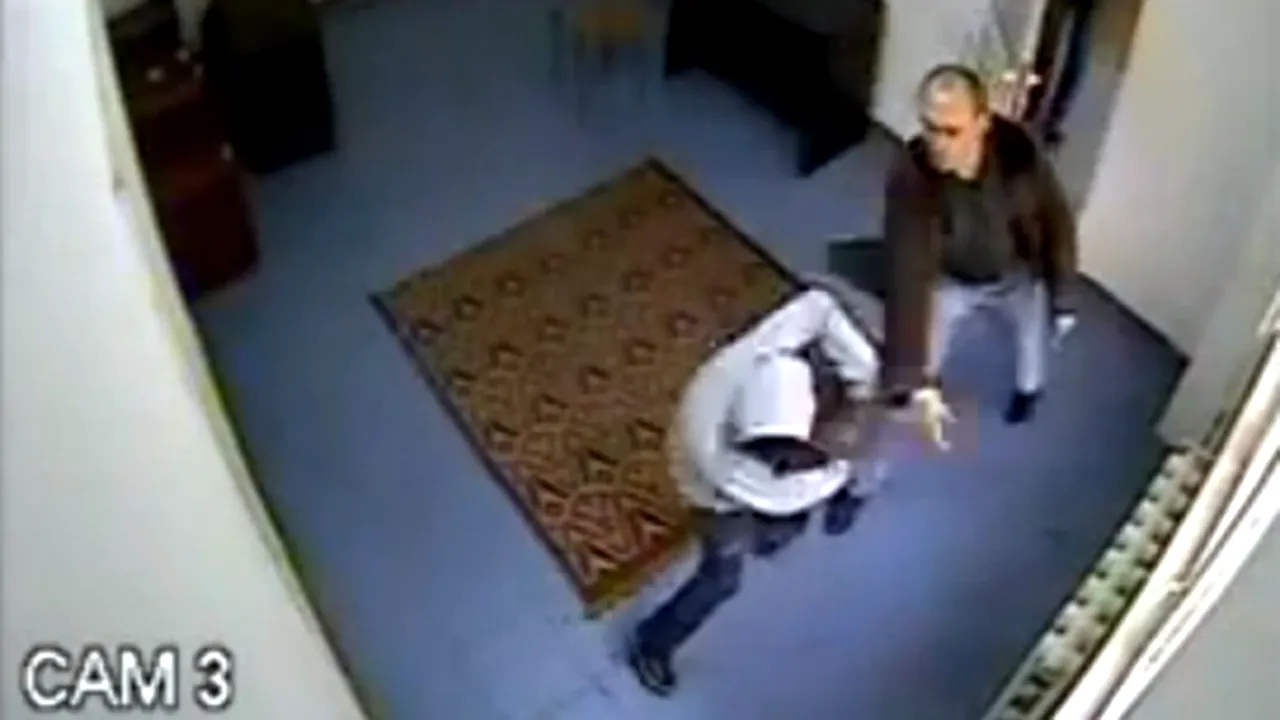 Imagini cu şeful Poliţiei Piatra Neamţ care loveşte o fată în sediul instituţiei. IPJ: Facem anchetă. Şeful Poliţiei Române a trimis Corpul de control la Neamţ - VIDEO