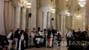 Iohannis s-a pozat purtând clop şi un cap de cerb