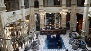 Cum arată cel mai nou hotel din Bucureşti. Fostul Palat al Băncii Marmorosch a fost transformat într-un hotel de cinci stele