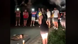 Aniversare inedită la Cluj: O groapă în asfalt, care a împlinit un an, a fost „sărbătorită” cu flori, artificii şi tort | VIDEO