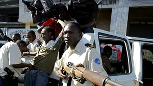 Populaţia înfometată jefuieşte magazinele distruse de cutremurul din Haiti - GALERIE FOTO