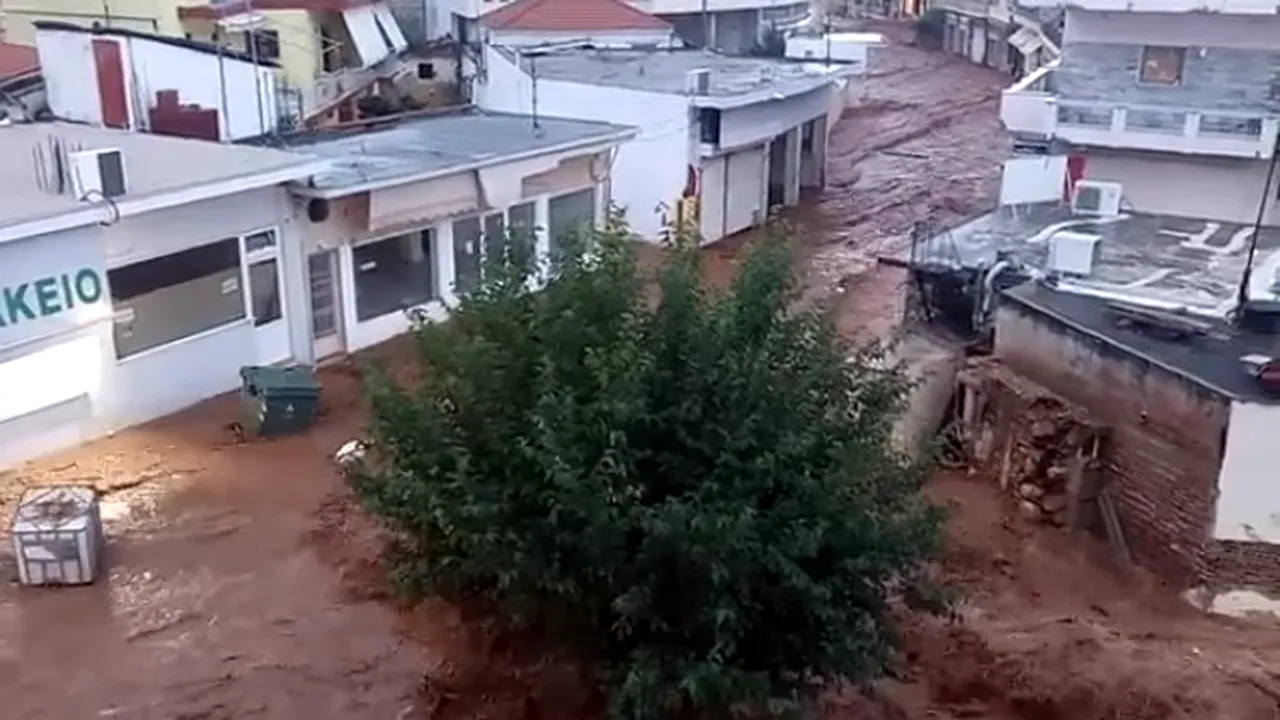 Inundaţii în Grecia, în urmă cărora 30 de case au fost luate de apă. Cod ROŞU de vreme extremă. VIDEO