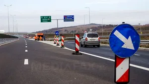 Firme amendate cu 2.000 de lei pentru gropile de pe un pod de legătură cu autostrada A1 Deva-Sibiu
