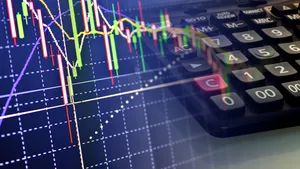Analiştii financiari se aşteaptă la deprecierea monedei naţionale în următoarele şase luni. Care este media prognozată