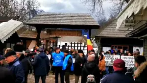 VIDEO: Protest în apropierea Castelului Bran. Oamenii vor să salveze Muzeului Satului