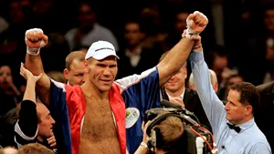 Valuev l-a învins pe Holyfield şi şi-a păstrat centura WBA la categoria grea (Galerie foto)