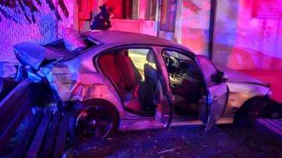 SOCIAL Accident grav în Piatra-Neamț. O mașină a intrat în scara unui bloc, trei persoane au ajuns la spital