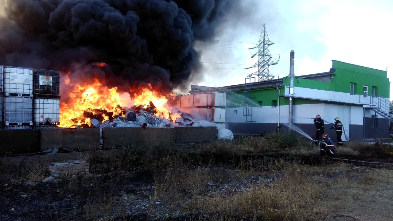 Incendiu puternic la un punct de colectare a maselor plastice din Prahova | FOTO, VIDEO