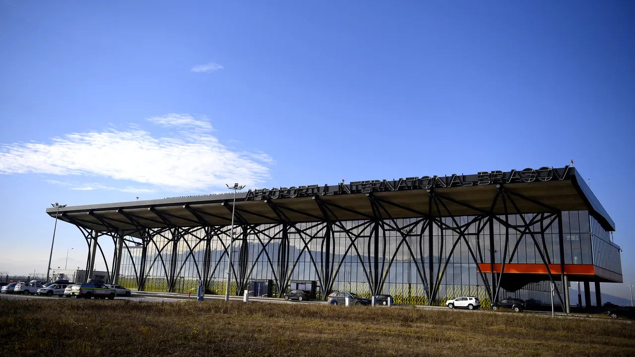O fanfară de copii a cântat în Aeroportul din Braşov. Unitatea a împlinit un an de activitate