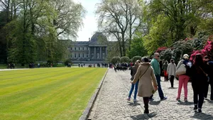 Bruxelles duce lipsă de spaţii verzi. Locuitorii oraşului cer regelui deschiderea Parcului Laeken