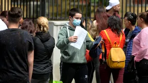 Ultima probă scrisă a examenului de Evaluare Naţională s-a încheiat. Elevii aşteaptă acum primele rezultate 