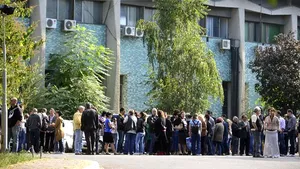 Protestele continuă la SRTv: Angajaţii s-au adunat în curtea instituţiei, îngrijoraţi de situaţia TVR