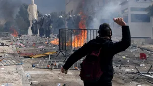 Lupte de stradă la Atena. Protestatarii i-au atacat pe poliţişti cu pietre şi cocktail-uri Molotov