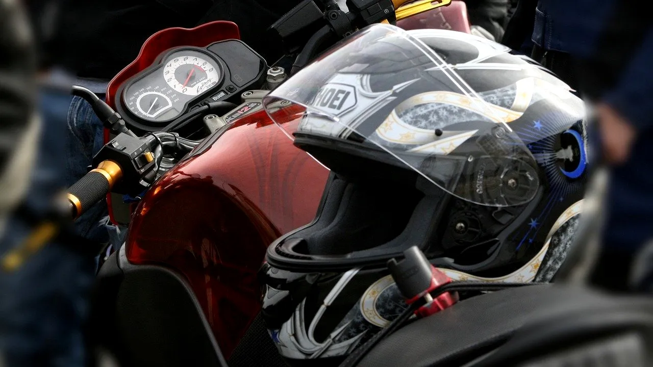 Căşti moto cu vizieră sau fără? Caracteristici şi recomandări pentru fiecare tip