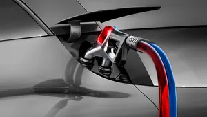 Dacă ai avea o maşină pe care nu ar fi nevoie să o realimentezi niciodată? BENZINA ar putea deveni istorie! A apărut combustibilul viitorului. Alimentezi o dată la 100 de ani. 