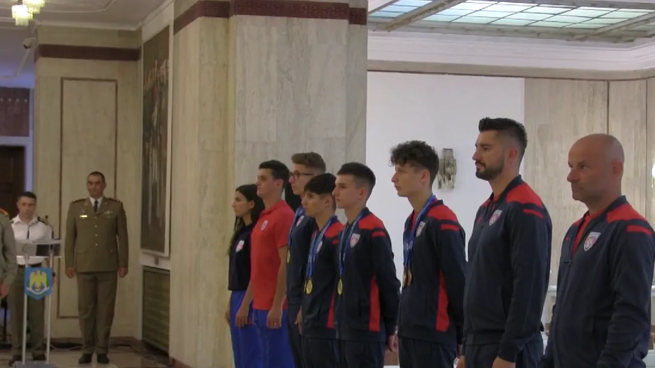 Sportivii CSA Steaua, care au obţinut performanţe la scrimă şi tenis de masă, primiţi la MApN
