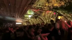 VIDEO Restricţiile nu ţin distracţia în loc. Un club din Bucureşti a fost amendat cu 21.500 lei după ce zeci de persoane au petrecut înghesuite şi fără mască