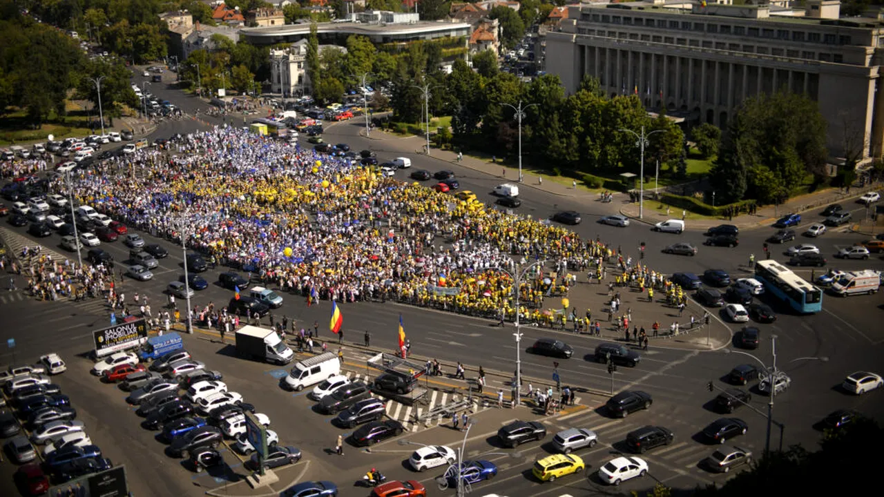 Românii ies în stradă: Protest „Vrem drepturi egale, fără pensii speciale!” în Piața Victoriei