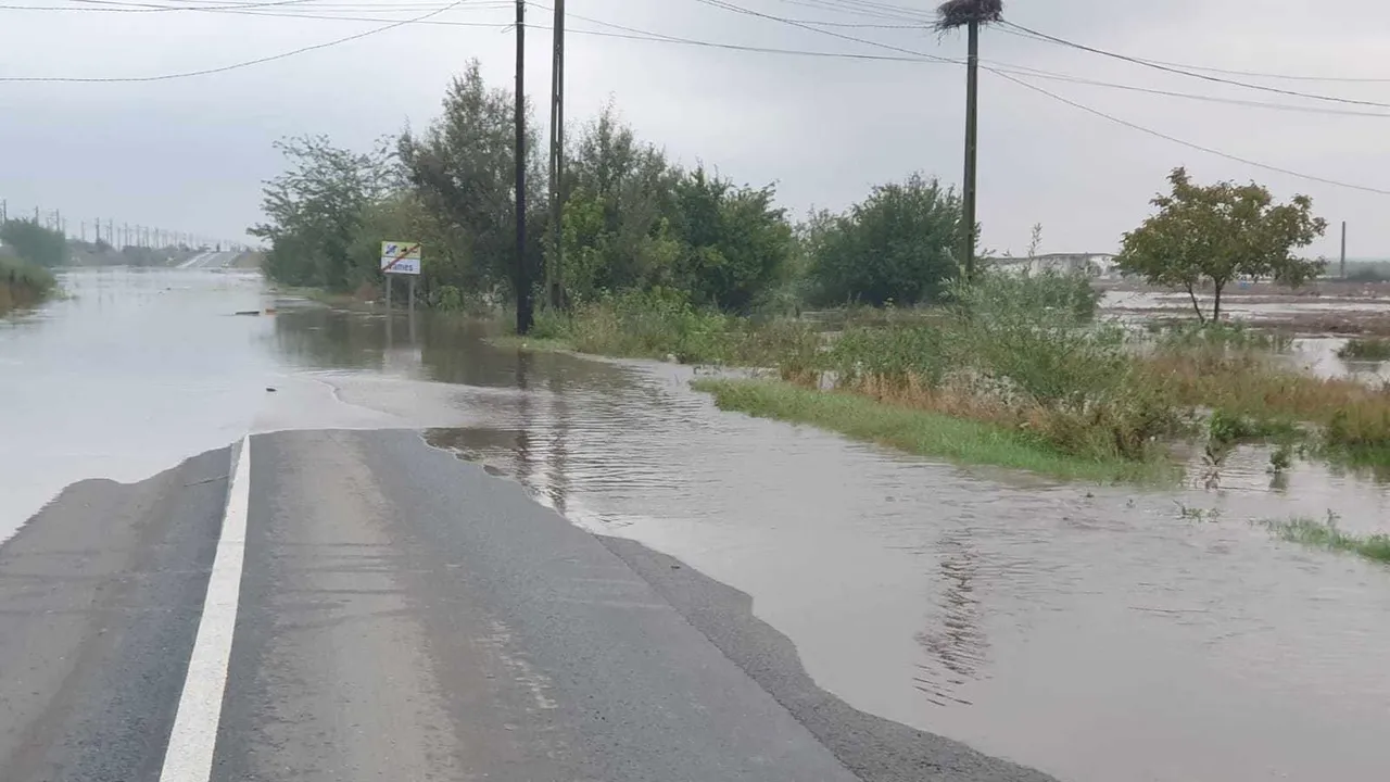 Mai multe drumuri din Galaţi sunt închise. Apa ajunge şi la 1,5 metri