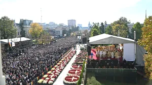 Zeci de mii de credincioși au participat la Sfânta Liturghie de Hramul Sfintei Parascheva la Iași