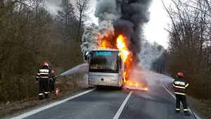 FOTO Un autocar în care se aflau 17 persoane a luat foc pe un drum din judeţul Caraş-Severin