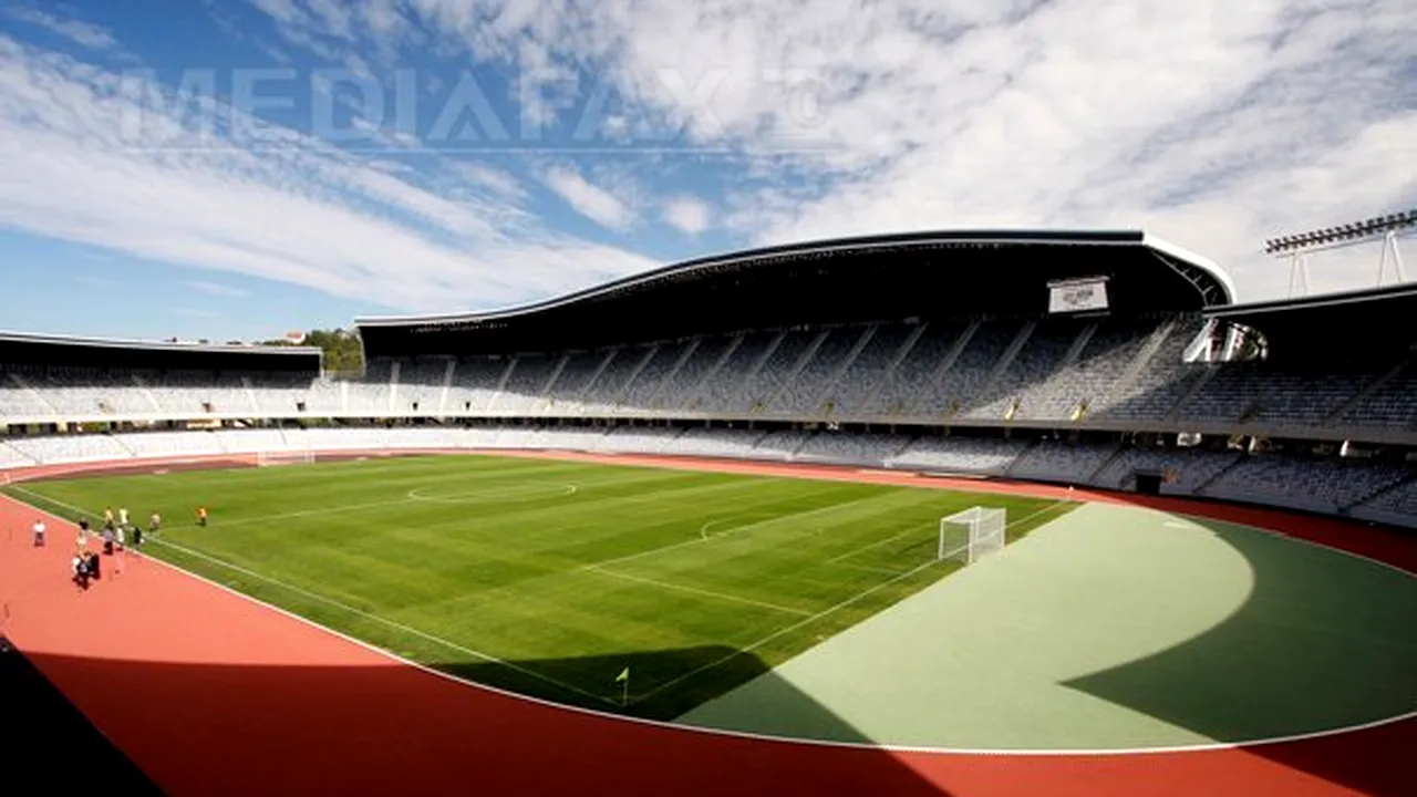 Jucătorii Universităţii Cluj au efectuat un tur de stadion într-o replică a echipamentului din 1919
