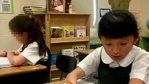 Emoţionant! O fetiţă fără mâini a câştigat un concurs de scris: ”M-am simţit extrem de entuziasmată şi mândră”