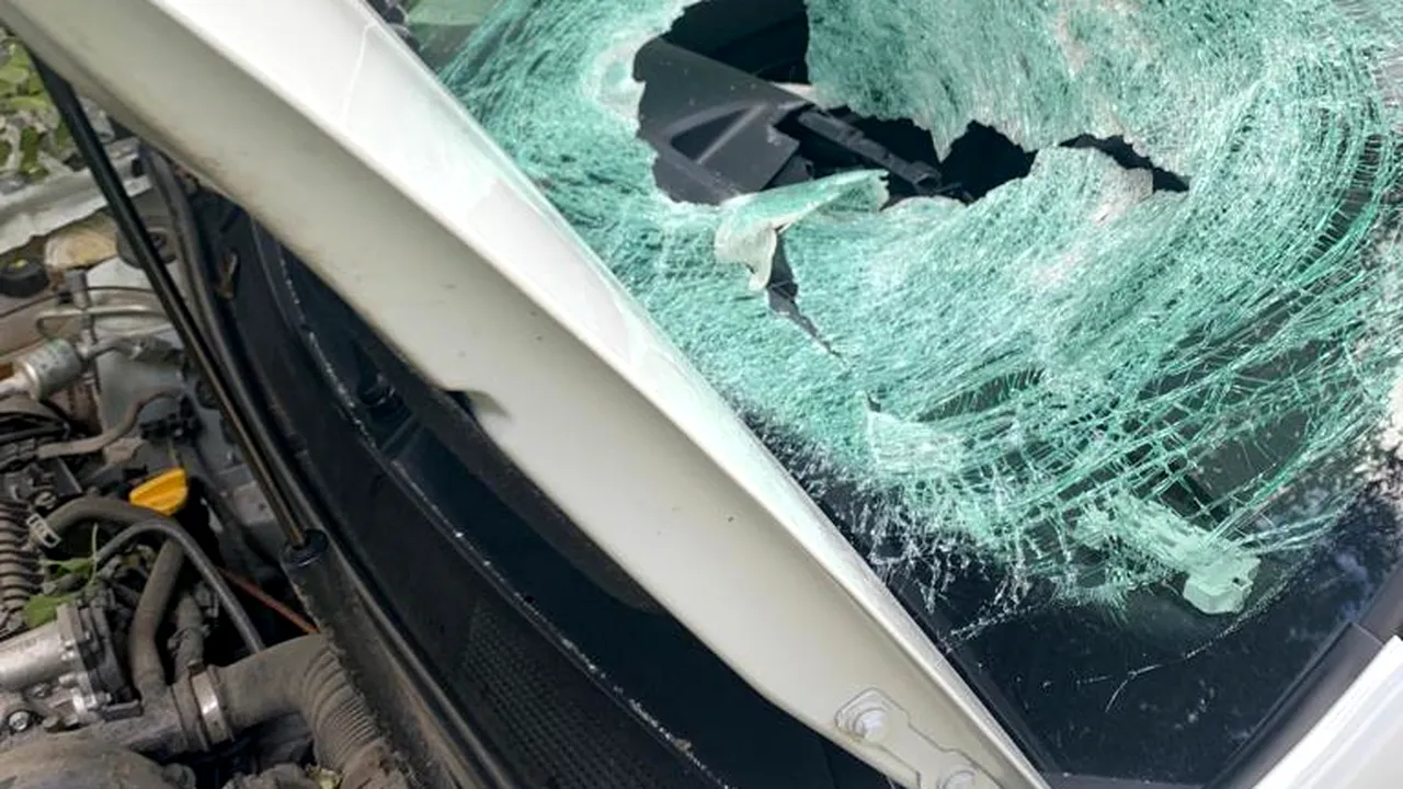 Tragedie în Defileul Jiului: o stâncă a căzut peste o maşină, omorând o persoană şi rănind alte două 
