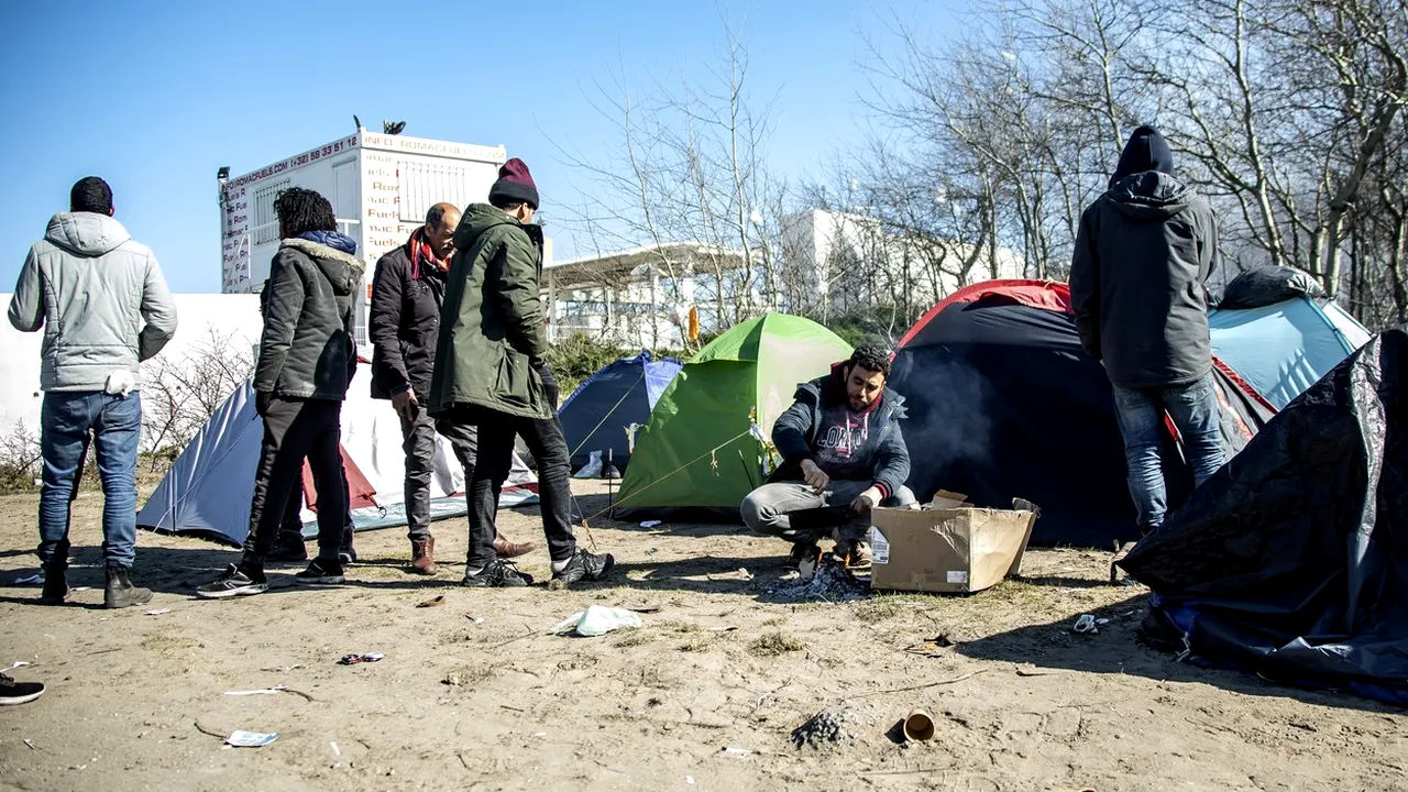 Situaţie disperată pentru migranţii din Calais. Criza Covid-19, o adevărată catastrofă: „Ne este frică de virus, dar nu avem ce face”