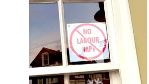 Revolta puburilor britanice împotriva guvernului: De ce au interzis accesul pentru parlamentarii din Marea Britanie