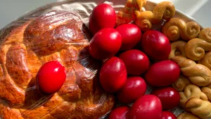 De ce se ciocnesc ouăle roșii de Paște și ce simbolizează acest obicei vechi