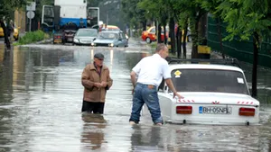 Oradea: Zeci de străzi, inundate în urma unei ploi torenţiale