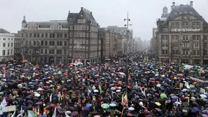 Zeci de mii persoane au manifestat la Amsterdam pentru 