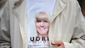 REPORTAJ: Elena Udrea, candidatură marcată printr-un marş antiguvernamental. La final, o ieşire la berărie - FOTO