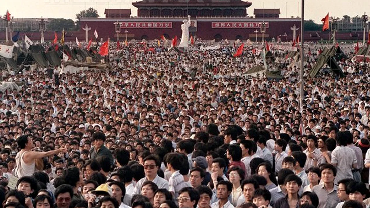 Mii de locuitori din Hong Kong au comemorat victimele reprimării protestelor din Piaţa Tiananmen - VIDEO