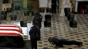 VIDEO | Fostul antrenor personal al judecătoarei Ruth Bader Ginsburg face flotări în memoria acesteia