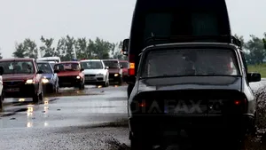 Traficul rutier pe DN 7, deviat la intrarea în Râmnicu Vâlcea, după ce terasamentul s-a surpat 