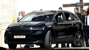 Papa Francisc, în trend cu mobilitatea hiper-tehnologică: a vizitat în Slovacia la bordul unui vehicul electric 
