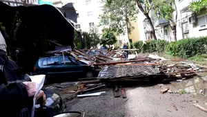 O furtună a făcut ravagii la Timişoara: Acoperiş căzut pe maşini şi copaci doborâţi la pământ | FOTO